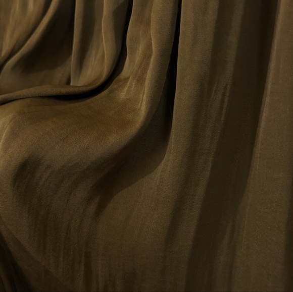 Neutral tone flowy olive maxi skirt with side slits and stretchy waist - Picture 4 of 6